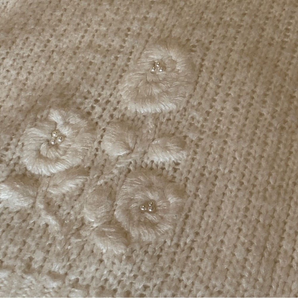 Vintage Colleen’s Collectables white sweater with white flowers - Picture 6 of 7